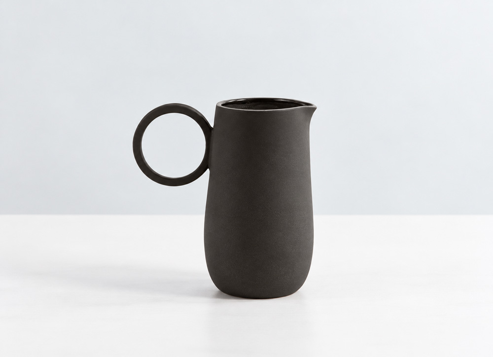 Pichet-en-céramique-noire-minimaliste